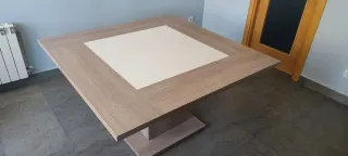 Mesa de comedor cuadrada moderna