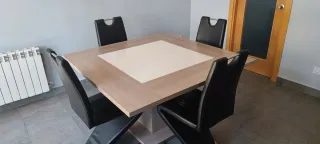 Mesa de comedor cuadrada moderna