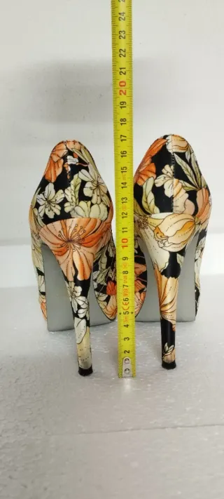 Décolleté con fantasia floreale