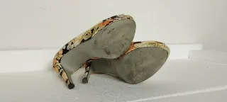 Décolleté con fantasia floreale