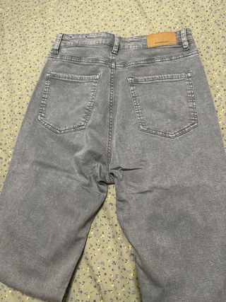Pantalones vaqueros grises desgastados
