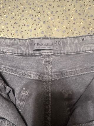 Pantalones vaqueros grises desgastados