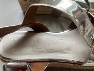 Sandalias Bimba y Lola de cuña color dorado