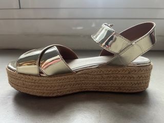 Sandalias Bimba y Lola de cuña color dorado