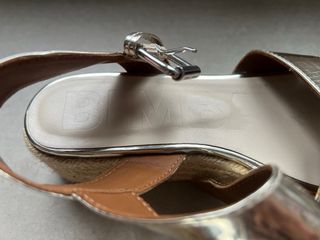 Sandalias Bimba y Lola de cuña color dorado