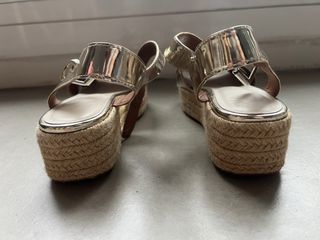 Sandalias Bimba y Lola de cuña color dorado