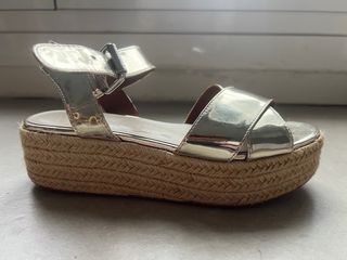 Sandalias Bimba y Lola de cuña color dorado