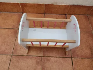 Cuna de muñecas blanca con detalles