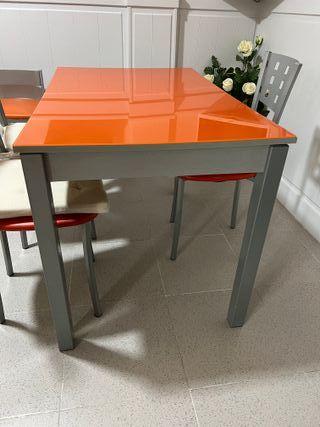 Mesa naranja y 4 sillas + 2 taburetes