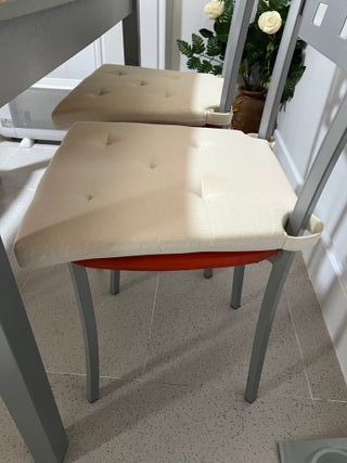 Mesa naranja y 4 sillas + 2 taburetes