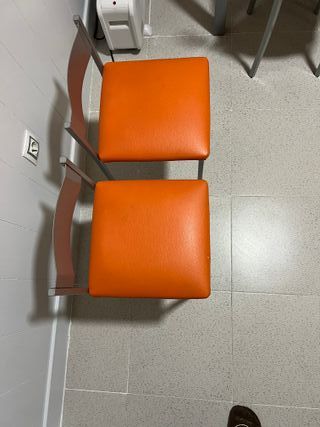 Mesa naranja y 4 sillas + 2 taburetes