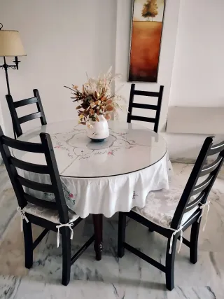 Mesa redonda cristal y 4 sillas madera