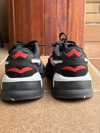 Zapatillas Puma Negras y Rojas