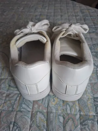 Deportivas blancas simil piel,te llevas 6 chalinas