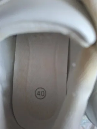 Deportivas blancas simil piel,te llevas 6 chalinas