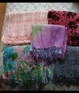 Deportivas blancas simil piel,te llevas 6 chalinas