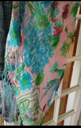 Deportivas blancas simil piel,te llevas 6 chalinas