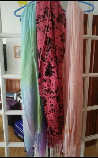 Deportivas blancas simil piel,te llevas 6 chalinas