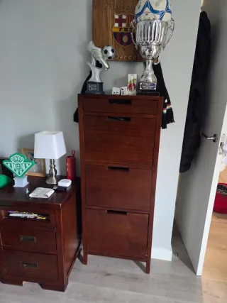 Zapatero de madera marrón