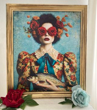 Cuadro vintage dorado mujer con pez en la mano