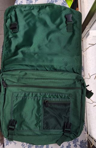 Bolsa maletín verde con aplique PARIS