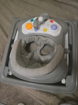 Andador bebé gris con juguetes