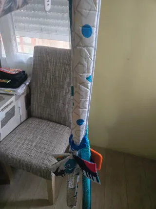 Andador bebé gris con juguetes