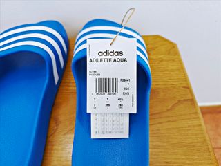 ADIDAS ADILETTE CON ETIQUETA