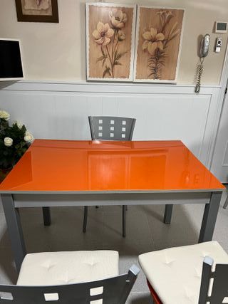 Mesa de comedor cristal naranja y metal