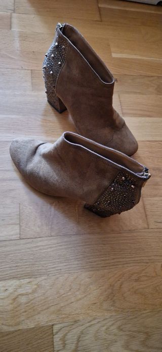 Botines con tachuelas y cremallera