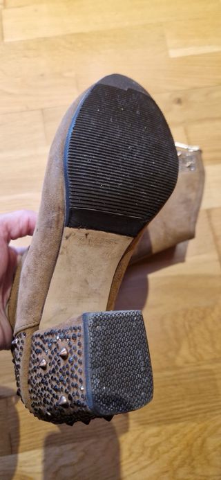 Botines con tachuelas y cremallera