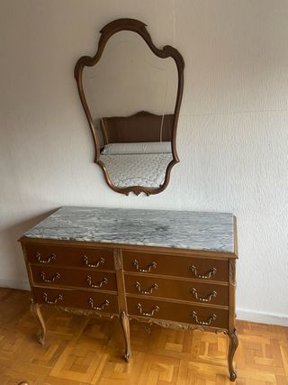 Cómoda vintage con espejo y tapa de mármol.