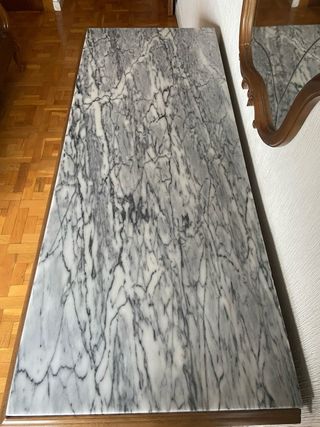 Cómoda vintage con espejo y tapa de mármol.