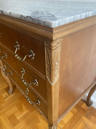 Cómoda vintage con espejo y tapa de mármol.