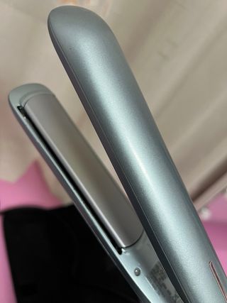 Plancha de pelo gris/verde azulado