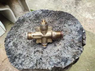 Válvula de latón de tres vías