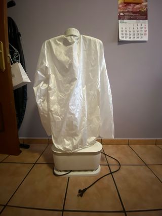 Plancha vapor ropa forma camiseta