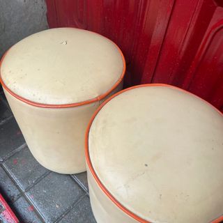 Taburetes Beige y Naranja