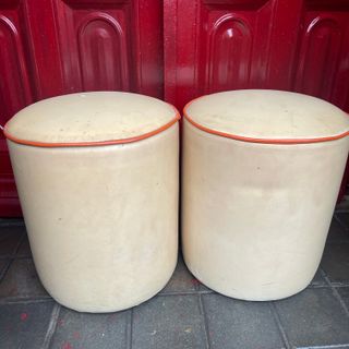 Taburetes Beige y Naranja