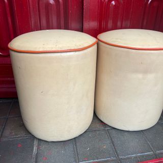 Taburetes Beige y Naranja