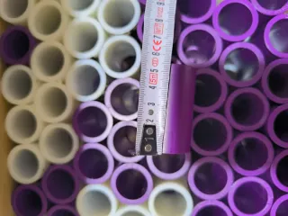 Rodillos de cinta de sellos morados y blancos