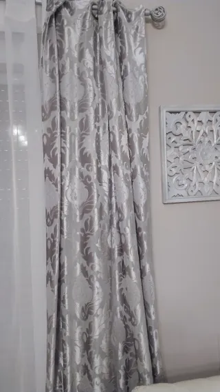 Cortinas de tela grises y blancas