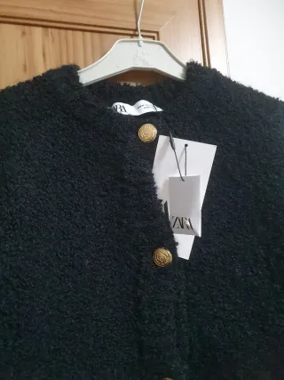 Cárdigan negro botones dorados