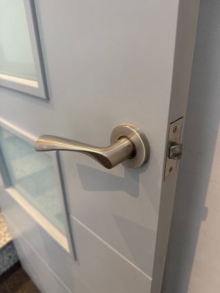 Puerta gris lacada con 3 cristales