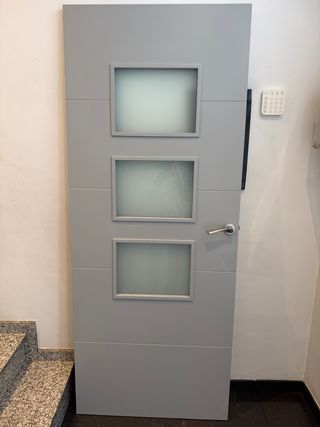 Puerta gris lacada con 3 cristales
