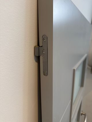 Puerta gris lacada con 3 cristales