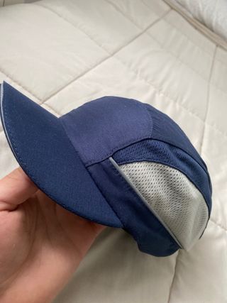 Gorra azul con detalles reflectantes