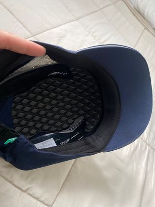 Gorra azul con detalles reflectantes