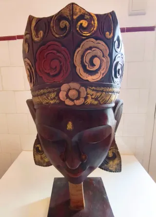 Máscara oriental decorativa grande en madera