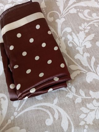 Pañuelo satinado lunares marrón y blanco